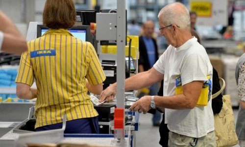 Pogledajte kako se u Ikei ponašaju prema radnicima s malom djecom