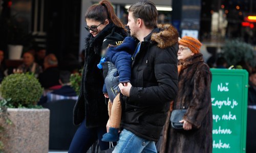 Alma i Amar Bukvić u zimskoj šetnji sa sinčićem Amanom