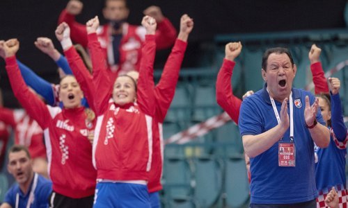 [FOTO] Hrvatskom izborniku Nenadu Šoštariću stiže poseban poklon nakon bronce rukometašica kojima se svi dive; o čemu se radi, otkrila nam je legendarna Nataša Kolega
