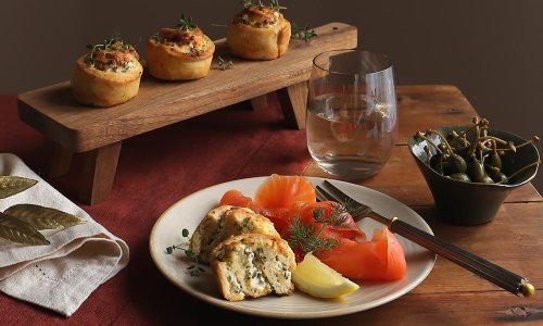 Ne znate što pripremiti za Badnjak? Isprobajte rolice dimljenog lososa punjene sirom i začinskim biljem