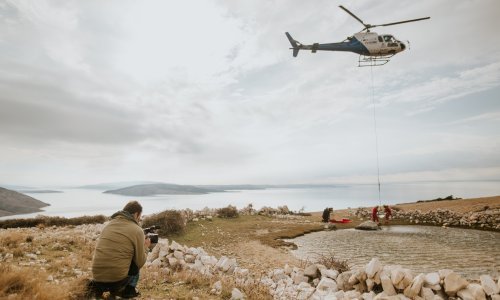[FOTO] Ronioci i helikopter pomogli postaviti dva umjetnička djela kod Voloskog i iznad Baške