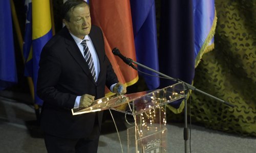 Rektor Boras zatražio od kadetkinje da skine masku jer mu je lijepa, nakon toga se pravdao pred novinarima: Ako su pametne onda su sigurno milijun posto lijepe