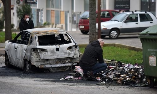 [FOTO] Netko je noćas u Zadru zapalio kontejner za smeće, nastradala su i tri automobila