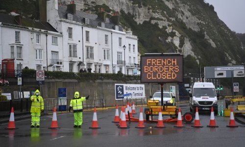 Britanija počela testirati blokirane vozača kamiona na covid-19