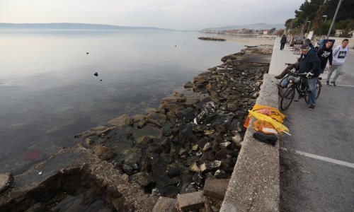 [FOTO/VIDEO] Teška nesreća u Kaštelima: Auto s četiri osobe sletio u more, jedna poginula