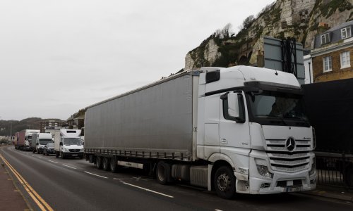 Pao dogovor; tisućama kamiona blokiranih kod Dovera trebat će dani da prijeđu La Manche: Situacije je neljudska i jedino što tražimo je rješenje