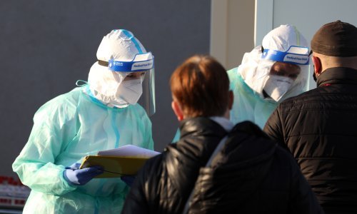 U Sloveniji 1913 novozaraženih i 39 umrlih, veliki redovi za brze antigenske testove