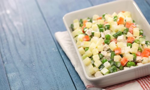 Brz i jednostavan recept za svima omiljenu francusku salatu bez koje ne možemo zamisliti blagdanski stol