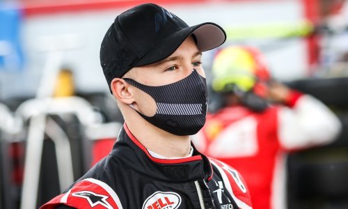 Tjeraju ga iz Formule 1 i prije početka debitantske sezone; ima puno grijeha, a najveći je da je tulumario, dok je njegova zemlja plakala zbog nesretnih rudara