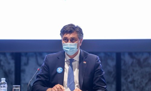 [FOTO] Plenković i Capak otkrili koje skupine građana će prve primiti cjepivo: 'Što više ljudi u eteru ne bude govorilo gluposti, više će se ljudi cijepiti'