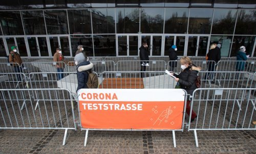 Više od 12 tisuća umrlih u Češkoj, Austrija produljuje mjere
