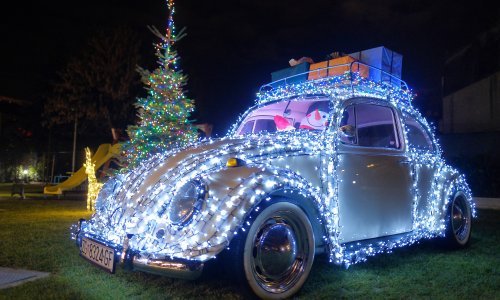 [FOTO/VIDEO] Nakon 'kombi - jaslica' još je jedan zagrebački kvart dobio atrakciju, na Maksimiru osvanula božićna 'buba'