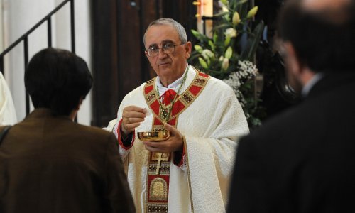 Nadbiskup Puljić naložio svećeniku da pričesti bolesnu djevojčicu