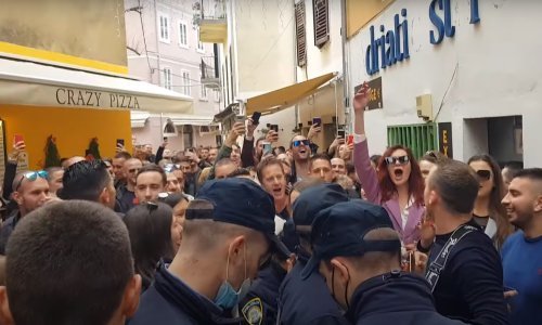 [VIDEO/FOTO] Gužve na Badnjak u Zadru, Splitu i Rijeci: Mnoštvo građana na ulicama bez maski, policija imala pune ruke posla
