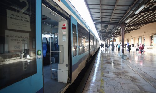 HŽ do daljnjega ukinuo noćni vlak između Splita i Zagreba, putnici s rezervacijama to doznali na kolodvoru