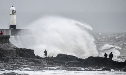 U Britaniju stigla oluja Bella, evakuirani ljudi, izdana upozorenja