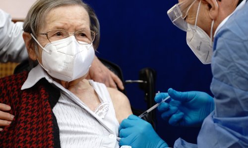 Širom Europske unije zdravstveni radnici i ranjive skupine počeli primati cjepiva