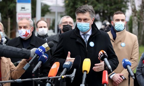 Plenković o spornoj fotografiji šefa HZJZ-a: Capak ima moju podršku