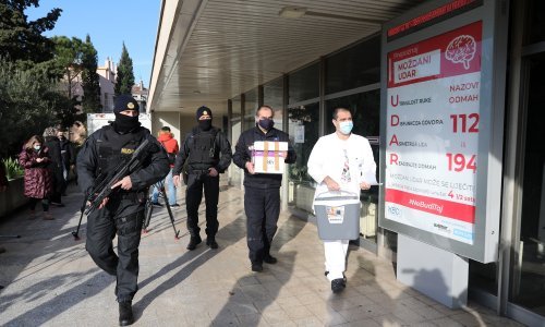 [FOTO/VIDEO] Policija s dugim cijevima dopratila cjepivo u Rijeku