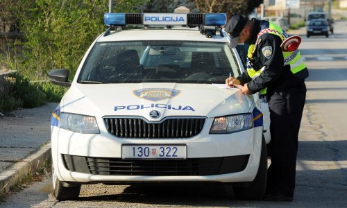Pijani vozač naletio na pijanog pješaka; na sreću nitko nije ozlijeđen, no vozač je dobio prekršajnu prijavu