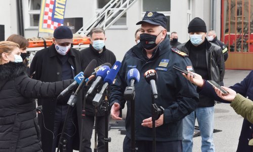 Stanovnicima Siska, Petrinje i okolice na raspolaganju vatrogasci Zagreba, u pripravnosti Split, Šibenik i Zadar