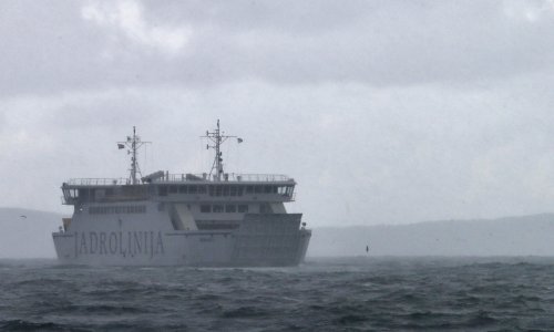 [VIDEO] Zbog olujnog juga trajekt s putnicima u Zadru udario u lukobran