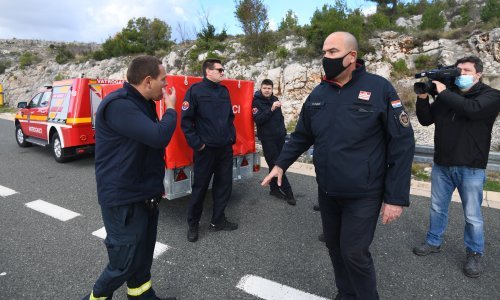 [FOTO] Vatrogasci i HGSS-ovci iz cijele Hrvatske krenuli u Petrinju