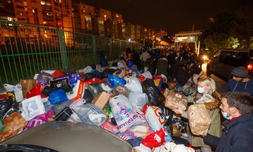 [FOTO] Splićani stajali u redovima kako bi predali odjeću, obuću i hranu za stradale u potresu