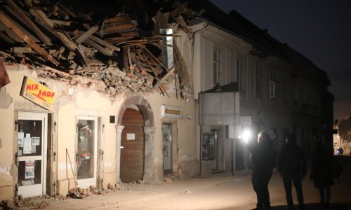 [FOTO/VIDEO] Razoran potres Petrinju bacio na koljena, sedam ljudi poginulo, deseci ozlijeđeni, oko devet tisuća ljudi je bez struje