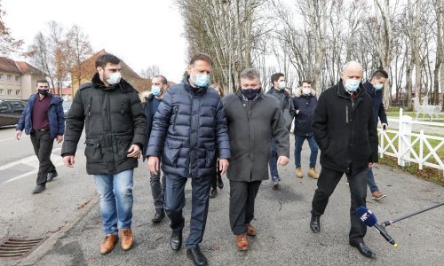 [VIDEO] Jandroković u razorenoj Petrinji: Ne treba sada paziti na detalje, bitno je da krenemo i uklonimo sve objekte koji su opasni, a onda da se ljudi što brže vrate pod krov