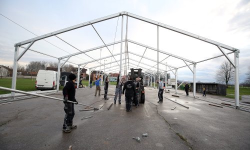 Prvih 20 od doniranih 80 mobilnih kućica dolazi u Glinu