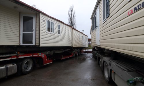 [FOTO] Stigle prve mobilne kućice za ljude koji su ostali bez krova nad glavom