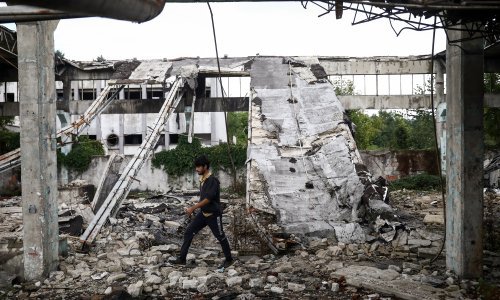 Vlasti u BiH ne znaju što s 900 migranata koji se danima smrzavaju na livadi