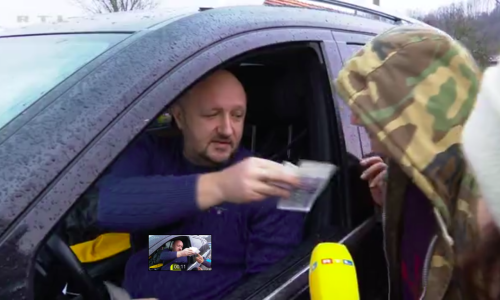 Kamera uhvatila Tomislava Debeljaka kako dijeli novčanice od tisuću kuna pomoći stanovnicima Banovine