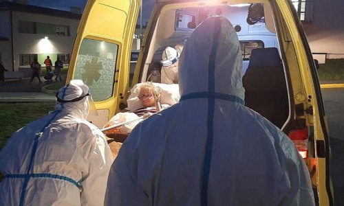 Pripadnici HV-a evakuirali bolesnike iz vojarne u Petrinji u Popovaču