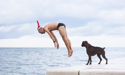 Pulski i zadarski plivači hrabro skočili u novogodišnje more