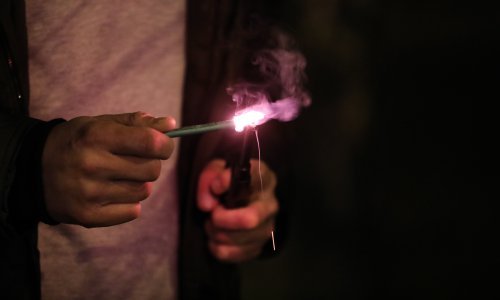 U novogodišnjoj noći od pirotehnike i oružja teško ozlijeđeno pet osoba