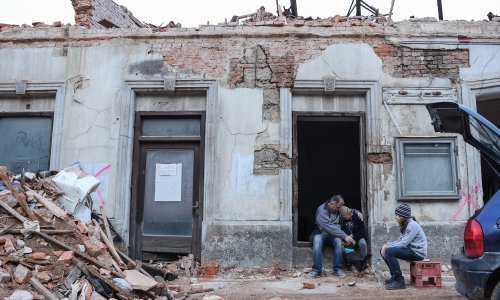 Željko Vrzan sa sinovima je jučer vadio stvari iz uništenog servisa u Petrinji: Ne mogu živjeti na tuđem novčaniku