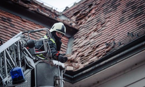 Ured za hitne situacije uklanja opasni dimnjak u Masarykovoj