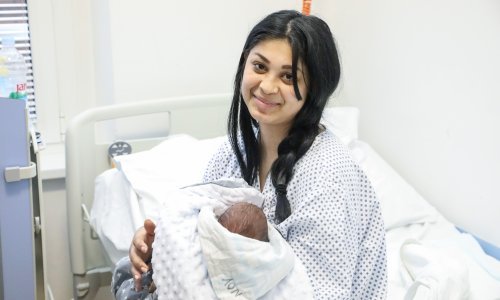 [FOTO] Župan Žinić posjetio prvu bebu u Hrvatskoj, gradonačelnica Supetra Ivana Marković obišla ostatak obitelj i obećala gradnju kuće