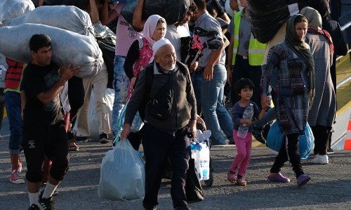 Migrantima kod Bihaća stigli šatori; stotine njih se i dalje smrzavaju na zimi