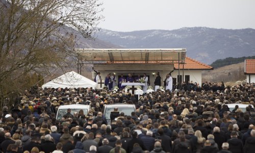 Tisuće okupljenih na sprovodu šestero mladih koji su stradali u novogodišnjoj noći: 'Zamolimo Boga za snagu novoga početka'