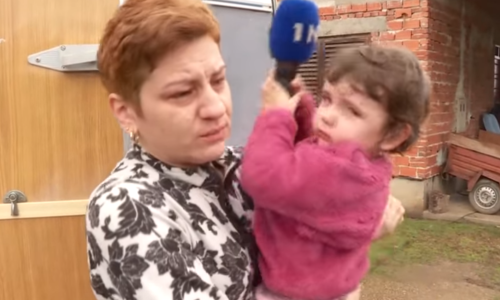 Djevojčica u potresom pogođenom selu uzela novinarki mikrofon i tješila mamu: Nemoj plakati…