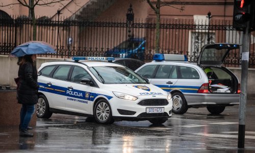 Kod dilera koji je na Staru godinu pokušao pregaziti policajce pronađeno oružje i droga