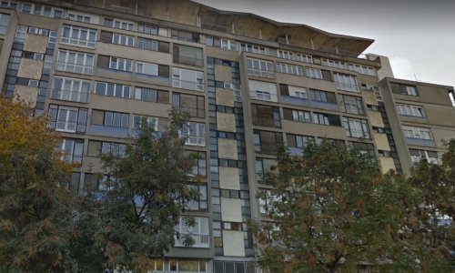 [FOTO] S krova zgrade u Vukovarskoj ulici u Zagrebu prijeti pad instalacije teške čak 155 tona, potresi uništili stupove