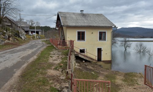 U Kosinju poplavljene prometnice, do 500 ljudi može se jedino čamcima