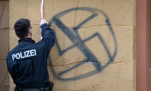 Njemačka: Biciklistu prijava zbog kukastih križeva na zagipsanoj nozi, zabranjena mu i vožnja