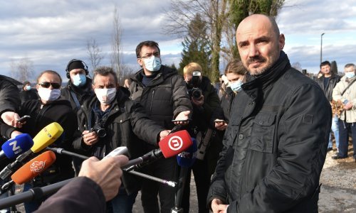 [FOTO] Na petrinjskom groblju obilježen pravoslavni Božić, potpredsjednik Vlade Milošević: Nastradali su i Srbi, i Hrvati, i Romi, svi smo zajedno u toj muci