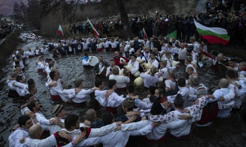 [VIDEO/FOTO] Bogojavljenje u pravoslavnom svijetu: Policija ispred crkvi rastjerivala Grke, Bugari igrali kolo u ledenoj vodi, nikog nije briga za koronu