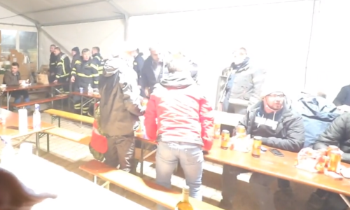 [VIDEO] Jeza u šatoru: Pogledajte trenutak u kojem je potres zaljuljao centar Petrinje